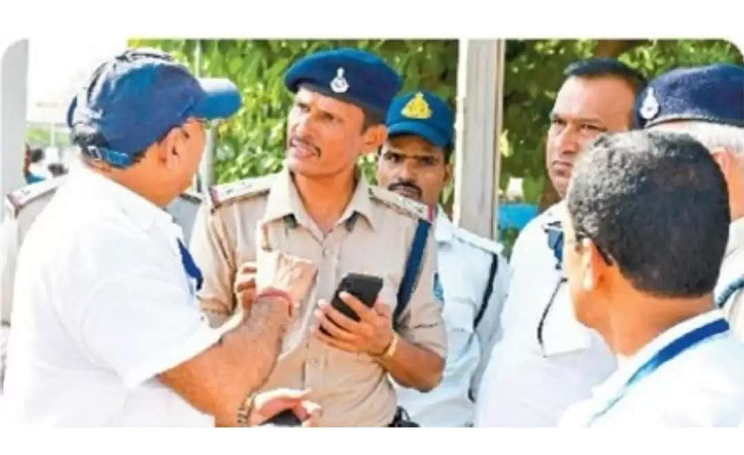 पुलिस ने गेट पर रोक लिया तो आग बबूले हुए एसडीएम! जानिए फिर क्या हुआ... 